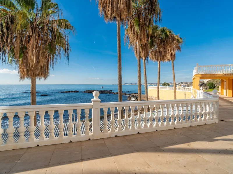 Discover this beautiful 47m² beachfront apartment in Benalmádena, Málaga, ideal for those seeking a home in a stunning setting or a second home in a prime location. With unbeatable sea views, this space offers a unique opportunity on the Costa del Sol for