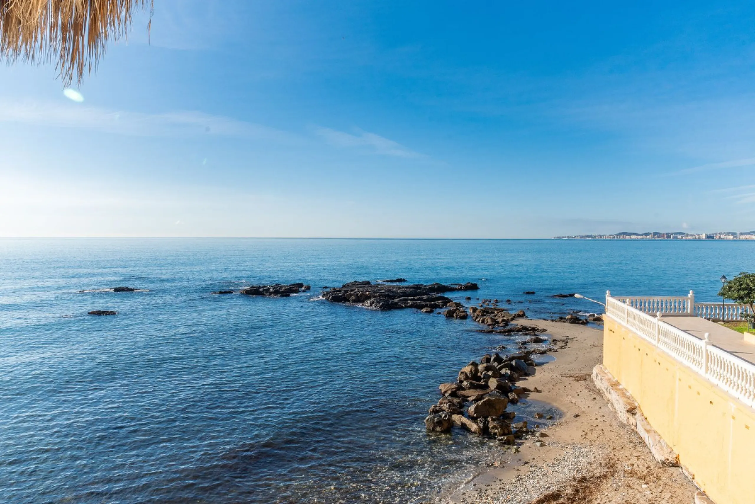Discover this beautiful 47m² beachfront apartment in Benalmádena, Málaga, ideal for those seeking a home in a stunning setting or a second home in a prime location. With unbeatable sea views, this space offers a unique opportunity on the Costa del Sol for