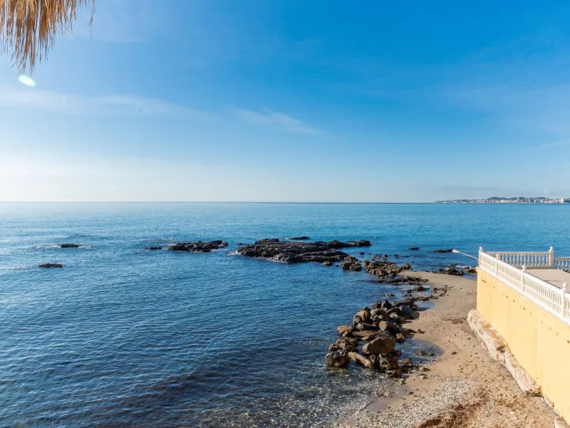 Discover this beautiful 47m² beachfront apartment in Benalmádena, Málaga, ideal for those seeking a home in a stunning setting or a second home in a prime location. With unbeatable sea views, this space offers a unique opportunity on the Costa del Sol for