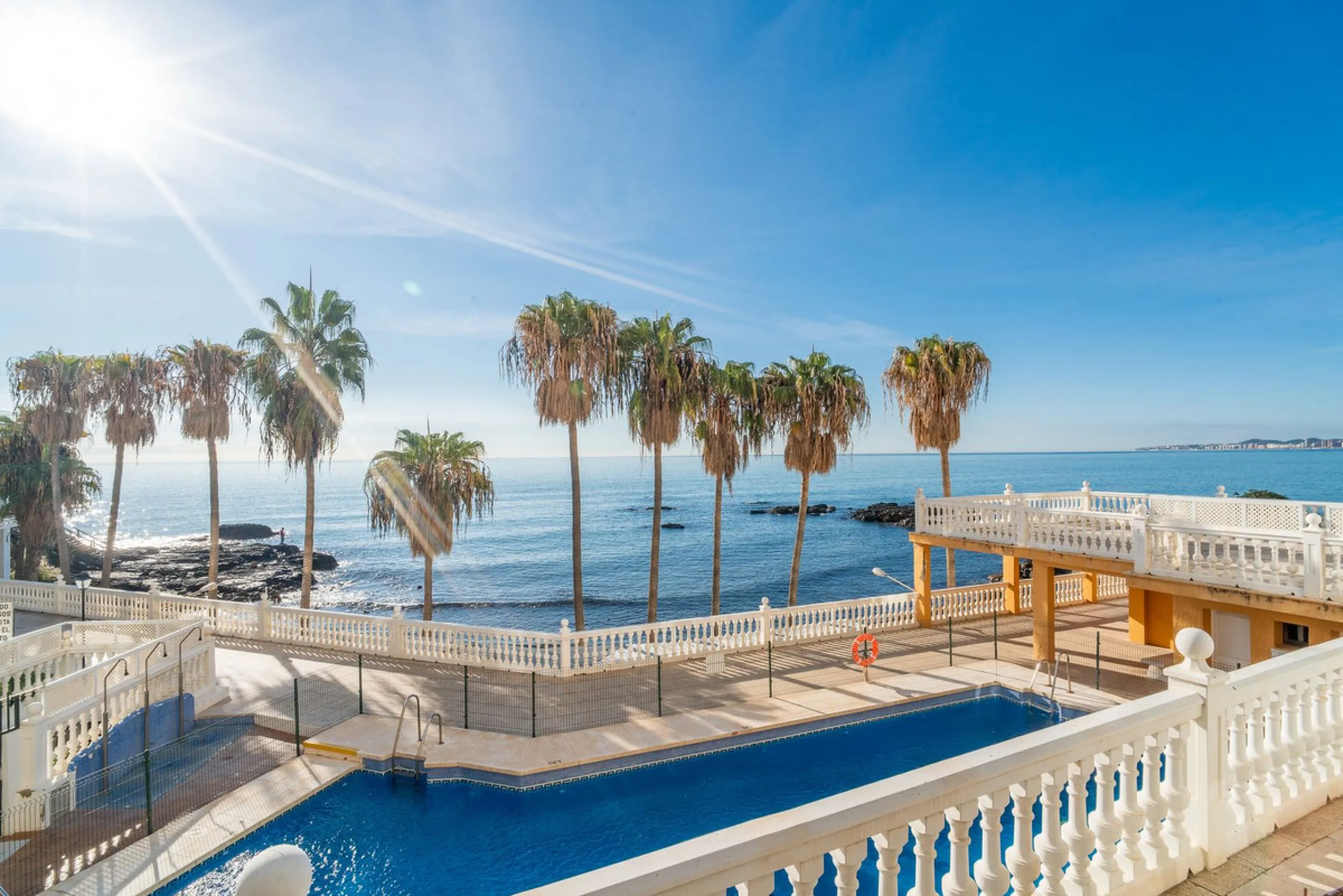 Discover this beautiful 47m² beachfront apartment in Benalmádena, Málaga, ideal for those seeking a home in a stunning setting or a second home in a prime location. With unbeatable sea views, this space offers a unique opportunity on the Costa del Sol for