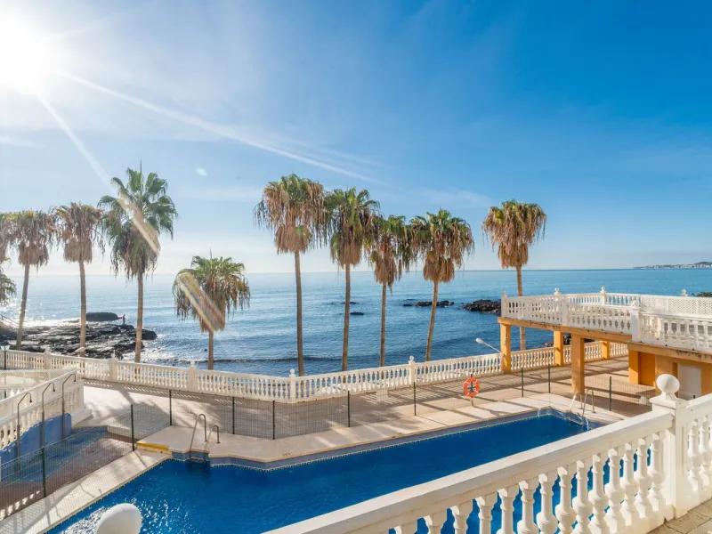 Discover this beautiful 47m² beachfront apartment in Benalmádena, Málaga, ideal for those seeking a home in a stunning setting or a second home in a prime location. With unbeatable sea views, this space offers a unique opportunity on the Costa del Sol for