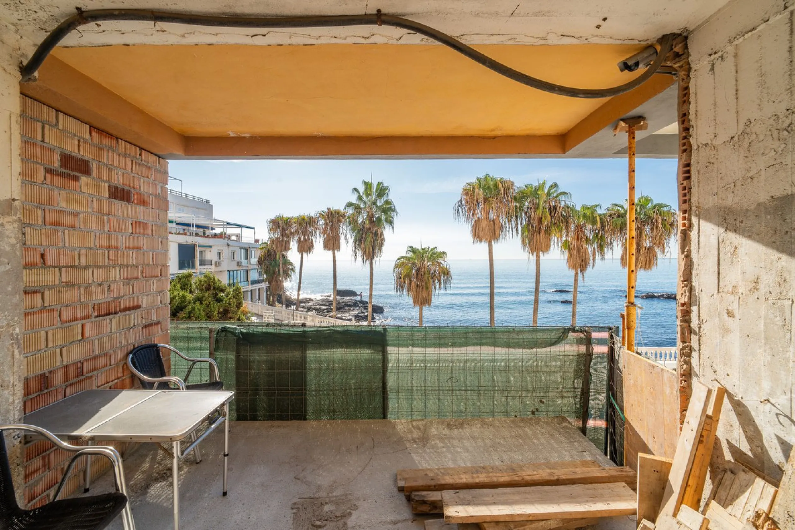 Discover this beautiful 47m² beachfront apartment in Benalmádena, Málaga, ideal for those seeking a home in a stunning setting or a second home in a prime location. With unbeatable sea views, this space offers a unique opportunity on the Costa del Sol for