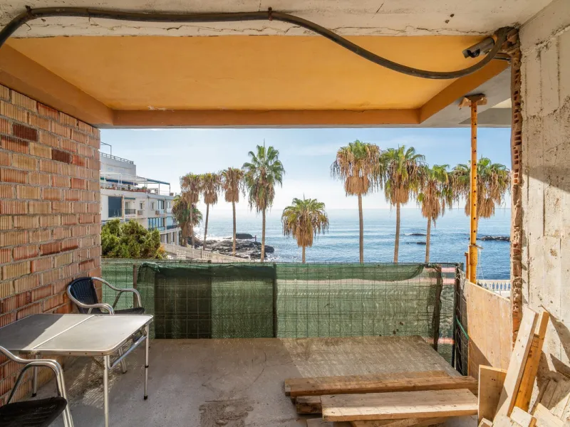 Discover this beautiful 47m² beachfront apartment in Benalmádena, Málaga, ideal for those seeking a home in a stunning setting or a second home in a prime location. With unbeatable sea views, this space offers a unique opportunity on the Costa del Sol for