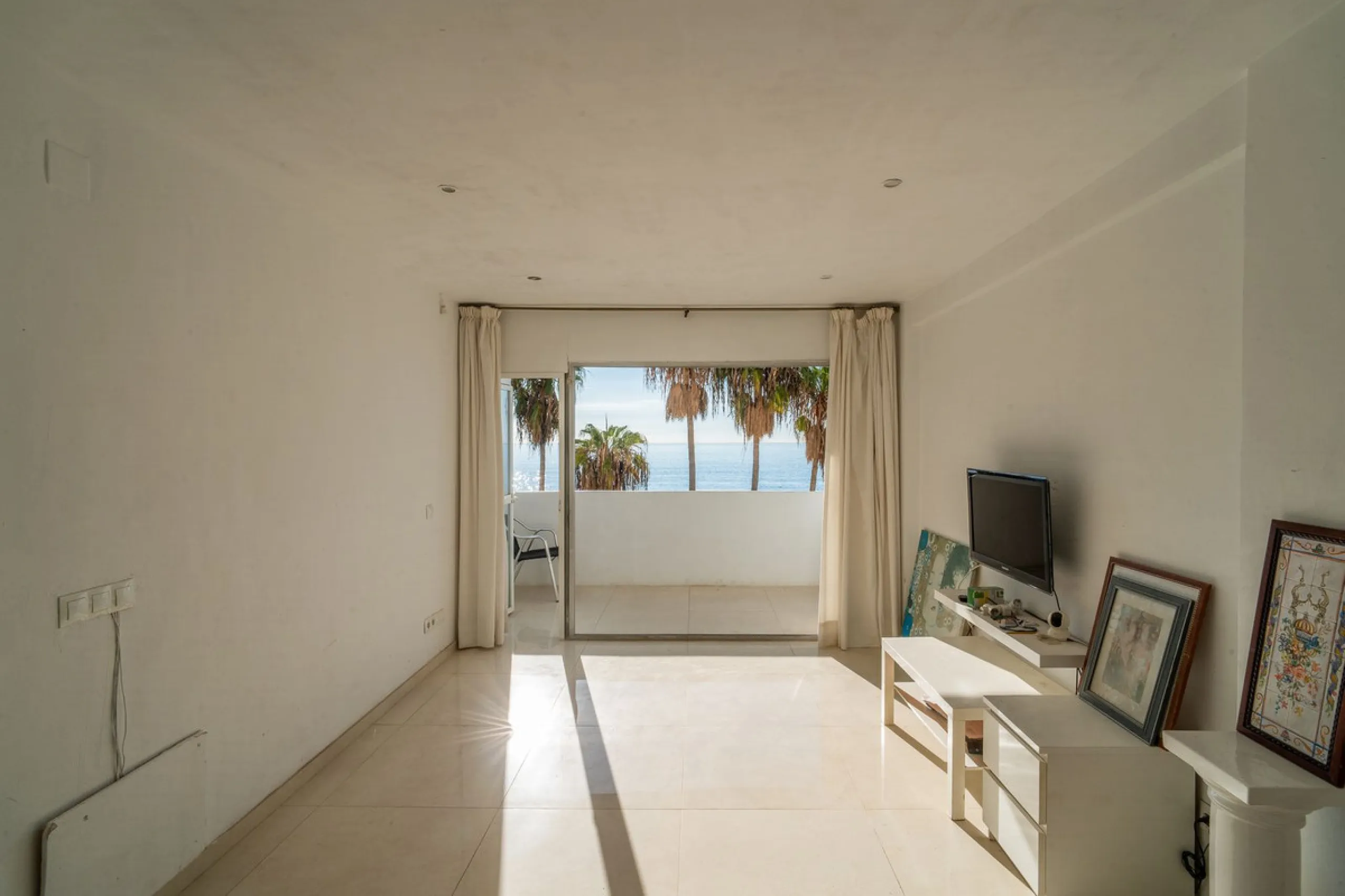 Discover this beautiful 47m² beachfront apartment in Benalmádena, Málaga, ideal for those seeking a home in a stunning setting or a second home in a prime location. With unbeatable sea views, this space offers a unique opportunity on the Costa del Sol for