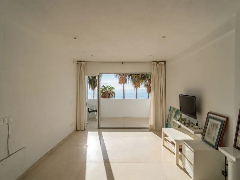 Discover this beautiful 47m² beachfront apartment in Benalmádena, Málaga, ideal for those seeking a home in a stunning setting or a second home in a prime location. With unbeatable sea views, this space offers a unique opportunity on the Costa del Sol for