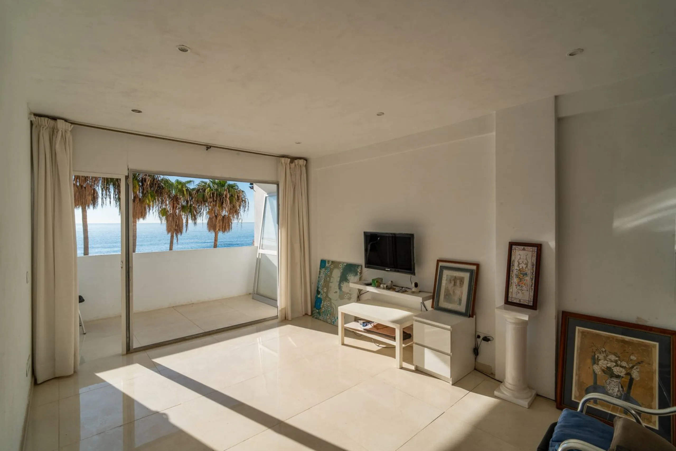 Discover this beautiful 47m² beachfront apartment in Benalmádena, Málaga, ideal for those seeking a home in a stunning setting or a second home in a prime location. With unbeatable sea views, this space offers a unique opportunity on the Costa del Sol for
