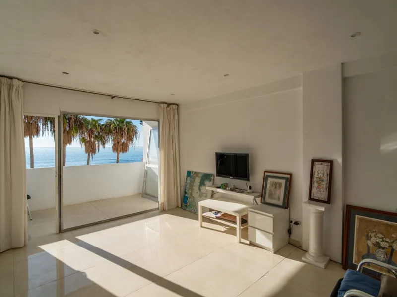 Discover this beautiful 47m² beachfront apartment in Benalmádena, Málaga, ideal for those seeking a home in a stunning setting or a second home in a prime location. With unbeatable sea views, this space offers a unique opportunity on the Costa del Sol for