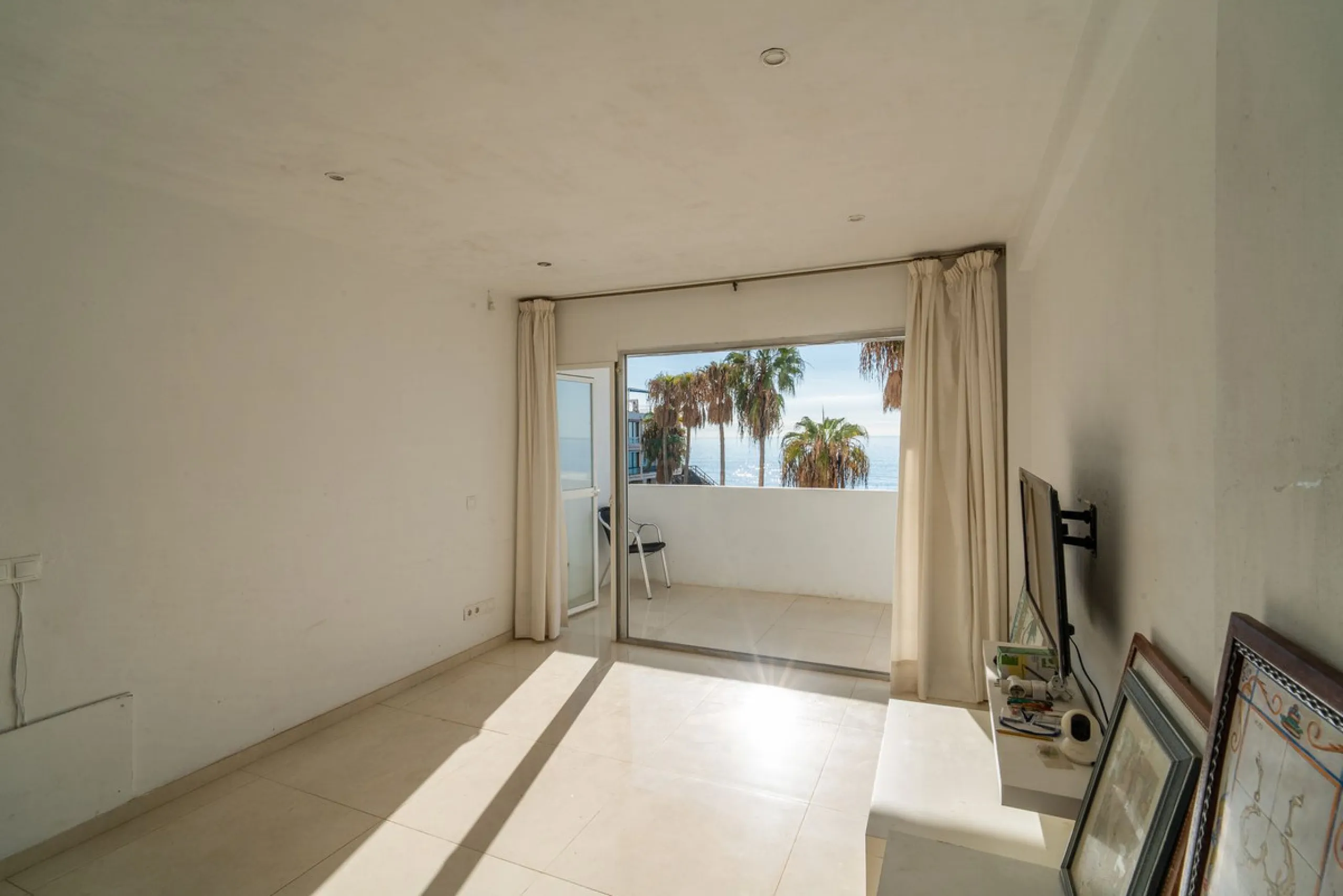 Discover this beautiful 47m² beachfront apartment in Benalmádena, Málaga, ideal for those seeking a home in a stunning setting or a second home in a prime location. With unbeatable sea views, this space offers a unique opportunity on the Costa del Sol for
