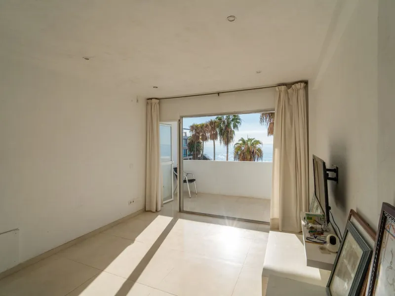 Discover this beautiful 47m² beachfront apartment in Benalmádena, Málaga, ideal for those seeking a home in a stunning setting or a second home in a prime location. With unbeatable sea views, this space offers a unique opportunity on the Costa del Sol for