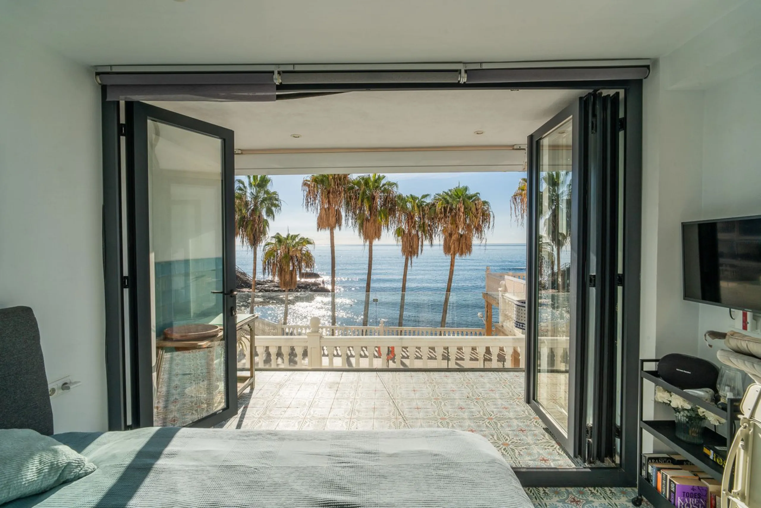 Discover this beautiful 47m² beachfront apartment in Benalmádena, Málaga, ideal for those seeking a home in a stunning setting or a second home in a prime location. With unbeatable sea views, this space offers a unique opportunity on the Costa del Sol for