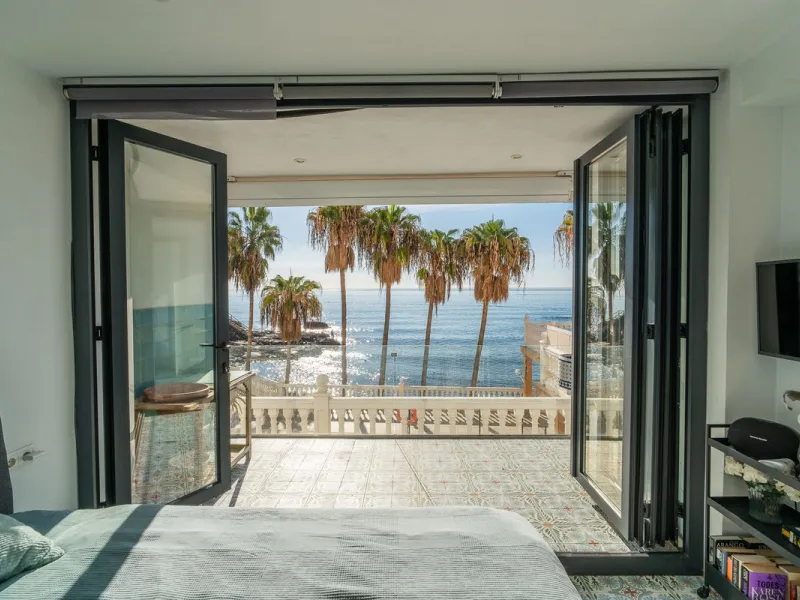 Discover this beautiful 47m² beachfront apartment in Benalmádena, Málaga, ideal for those seeking a home in a stunning setting or a second home in a prime location. With unbeatable sea views, this space offers a unique opportunity on the Costa del Sol for