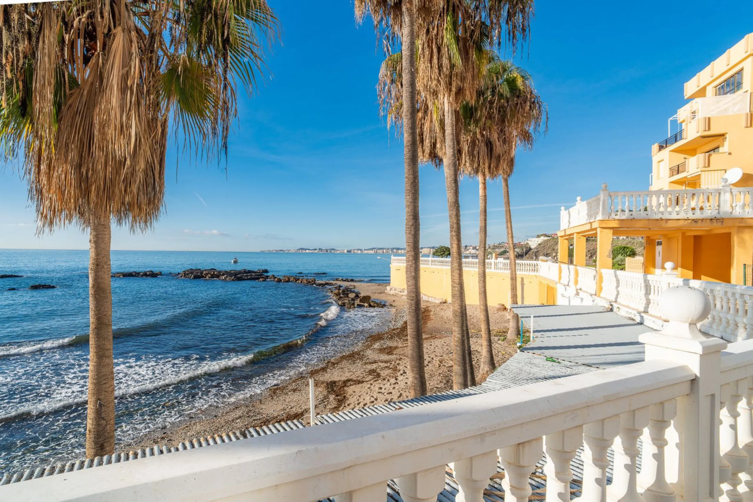 Discover this beautiful 47m² beachfront apartment in Benalmádena, Málaga, ideal for those seeking a home in a stunning setting or a second home in a prime location. With unbeatable sea views, this space offers a unique opportunity on the Costa del Sol for