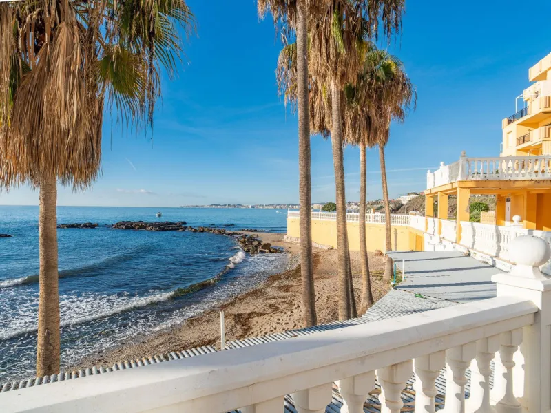 Discover this beautiful 47m² beachfront apartment in Benalmádena, Málaga, ideal for those seeking a home in a stunning setting or a second home in a prime location. With unbeatable sea views, this space offers a unique opportunity on the Costa del Sol for