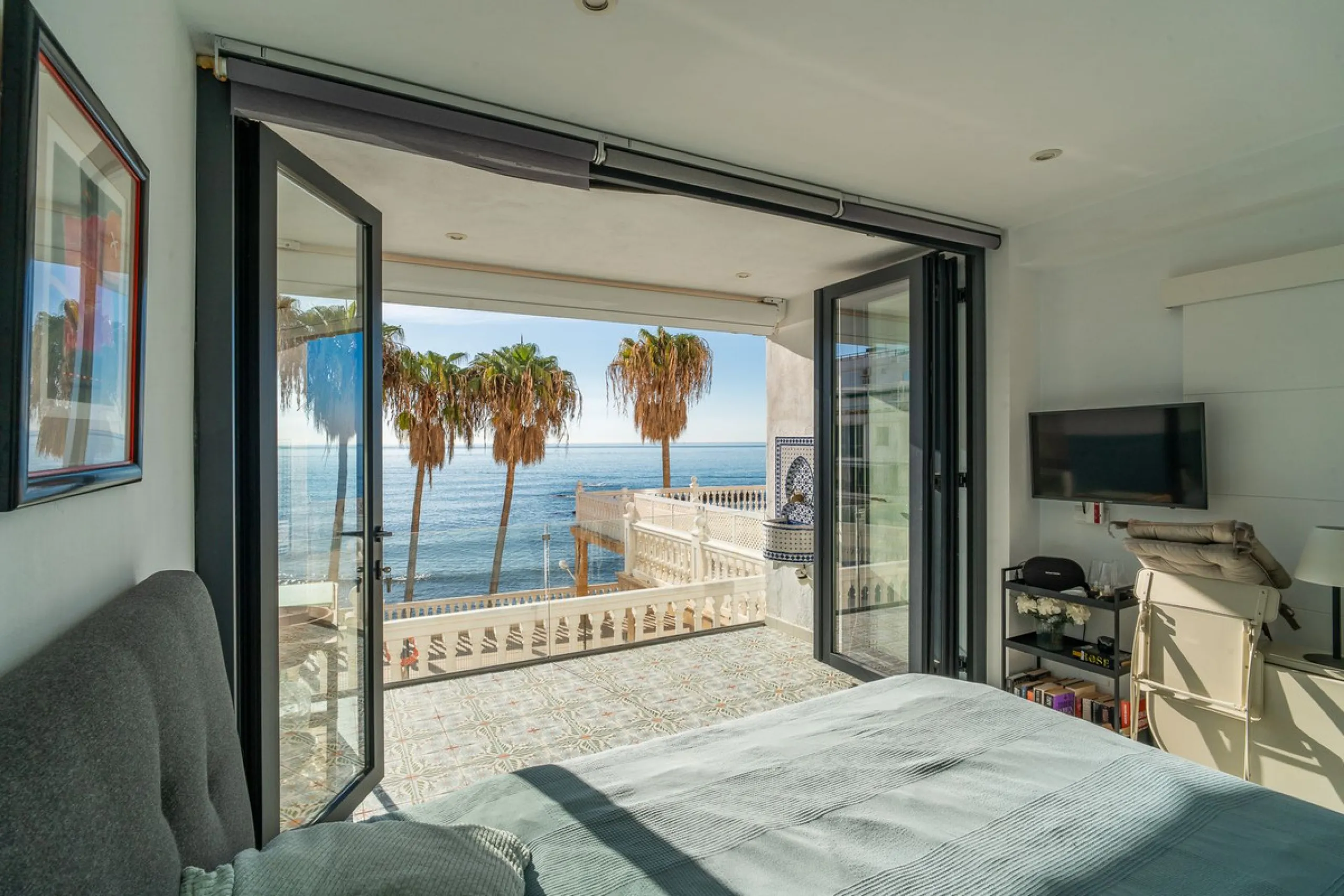 Discover this beautiful 47m² beachfront apartment in Benalmádena, Málaga, ideal for those seeking a home in a stunning setting or a second home in a prime location. With unbeatable sea views, this space offers a unique opportunity on the Costa del Sol for