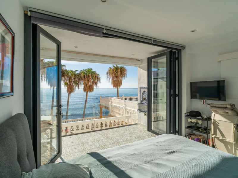 Discover this beautiful 47m² beachfront apartment in Benalmádena, Málaga, ideal for those seeking a home in a stunning setting or a second home in a prime location. With unbeatable sea views, this space offers a unique opportunity on the Costa del Sol for