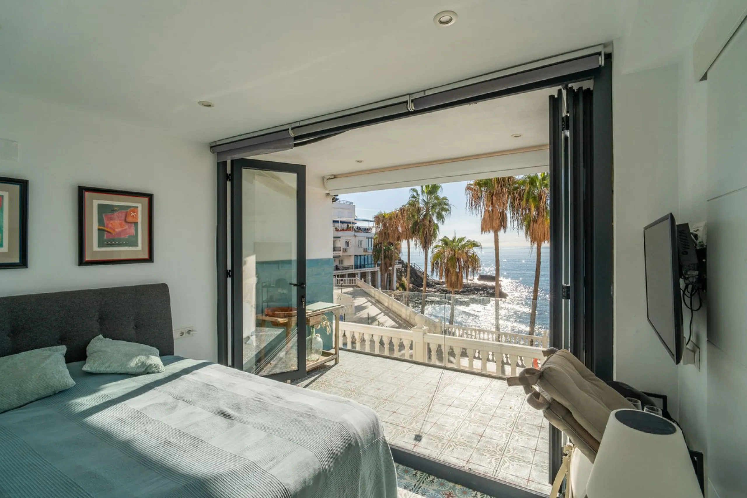 Discover this beautiful 47m² beachfront apartment in Benalmádena, Málaga, ideal for those seeking a home in a stunning setting or a second home in a prime location. With unbeatable sea views, this space offers a unique opportunity on the Costa del Sol for