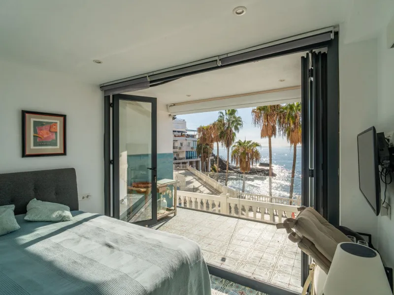 Discover this beautiful 47m² beachfront apartment in Benalmádena, Málaga, ideal for those seeking a home in a stunning setting or a second home in a prime location. With unbeatable sea views, this space offers a unique opportunity on the Costa del Sol for