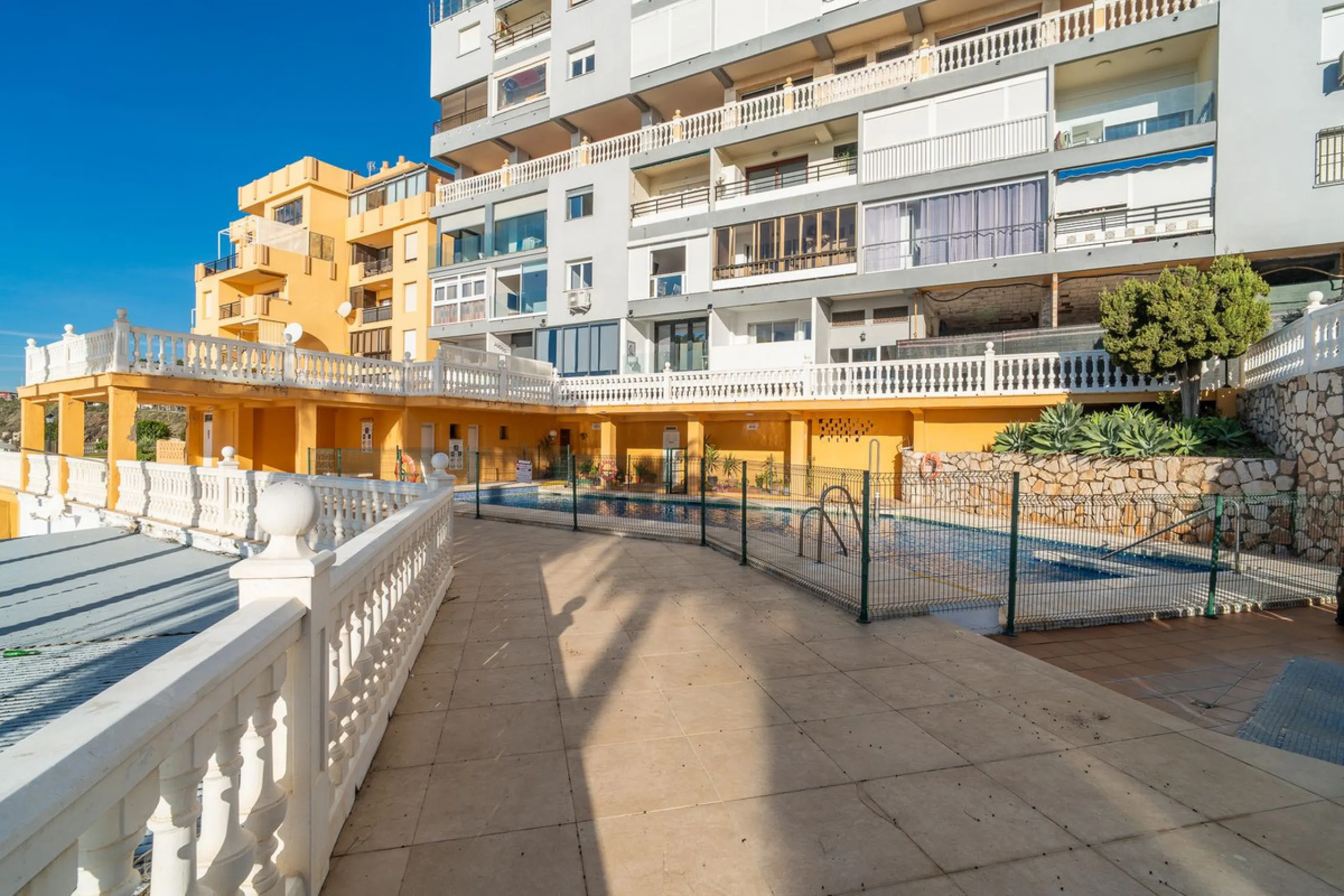 Discover this beautiful 47m² beachfront apartment in Benalmádena, Málaga, ideal for those seeking a home in a stunning setting or a second home in a prime location. With unbeatable sea views, this space offers a unique opportunity on the Costa del Sol for