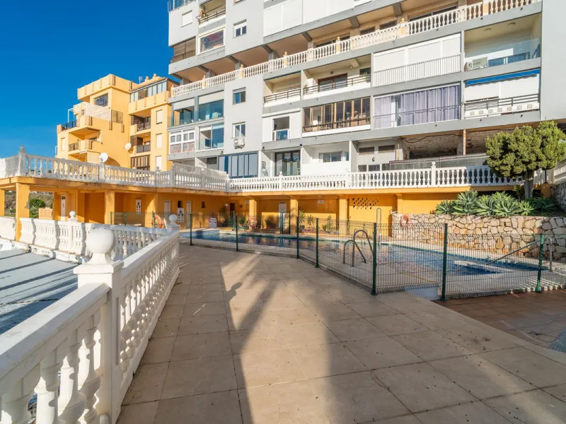 Discover this beautiful 47m² beachfront apartment in Benalmádena, Málaga, ideal for those seeking a home in a stunning setting or a second home in a prime location. With unbeatable sea views, this space offers a unique opportunity on the Costa del Sol for