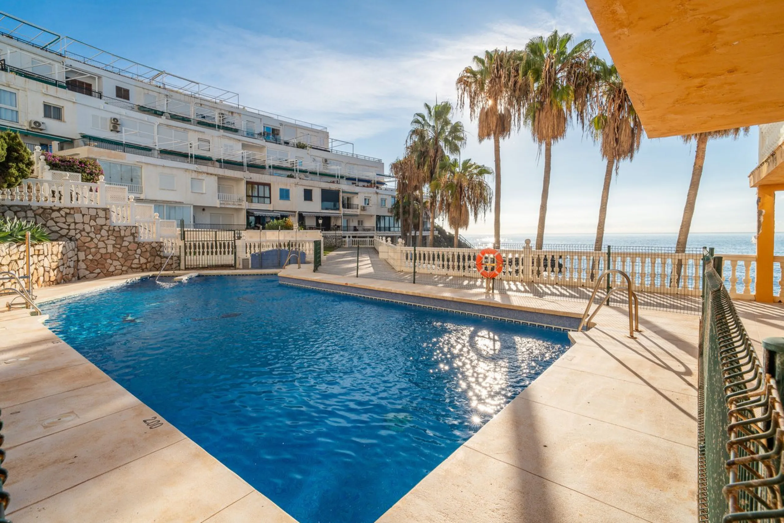 Discover this beautiful 47m² beachfront apartment in Benalmádena, Málaga, ideal for those seeking a home in a stunning setting or a second home in a prime location. With unbeatable sea views, this space offers a unique opportunity on the Costa del Sol for