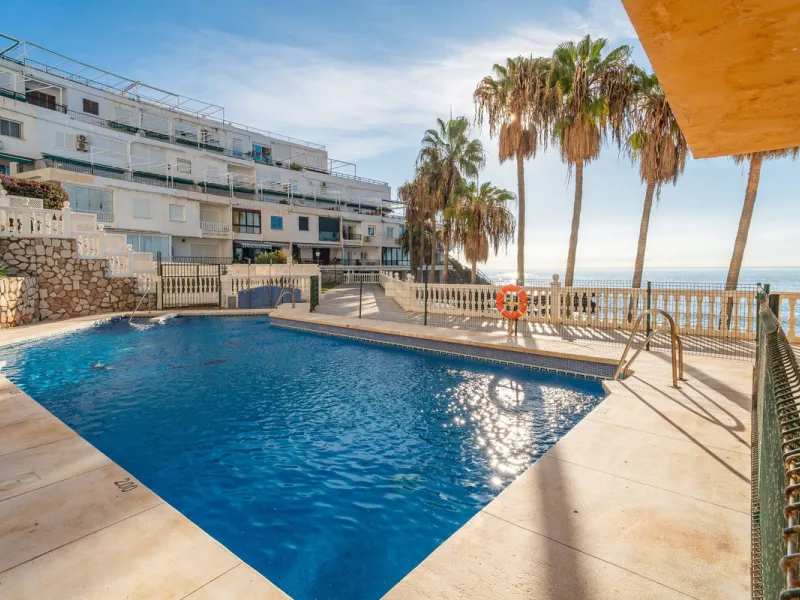Discover this beautiful 47m² beachfront apartment in Benalmádena, Málaga, ideal for those seeking a home in a stunning setting or a second home in a prime location. With unbeatable sea views, this space offers a unique opportunity on the Costa del Sol for