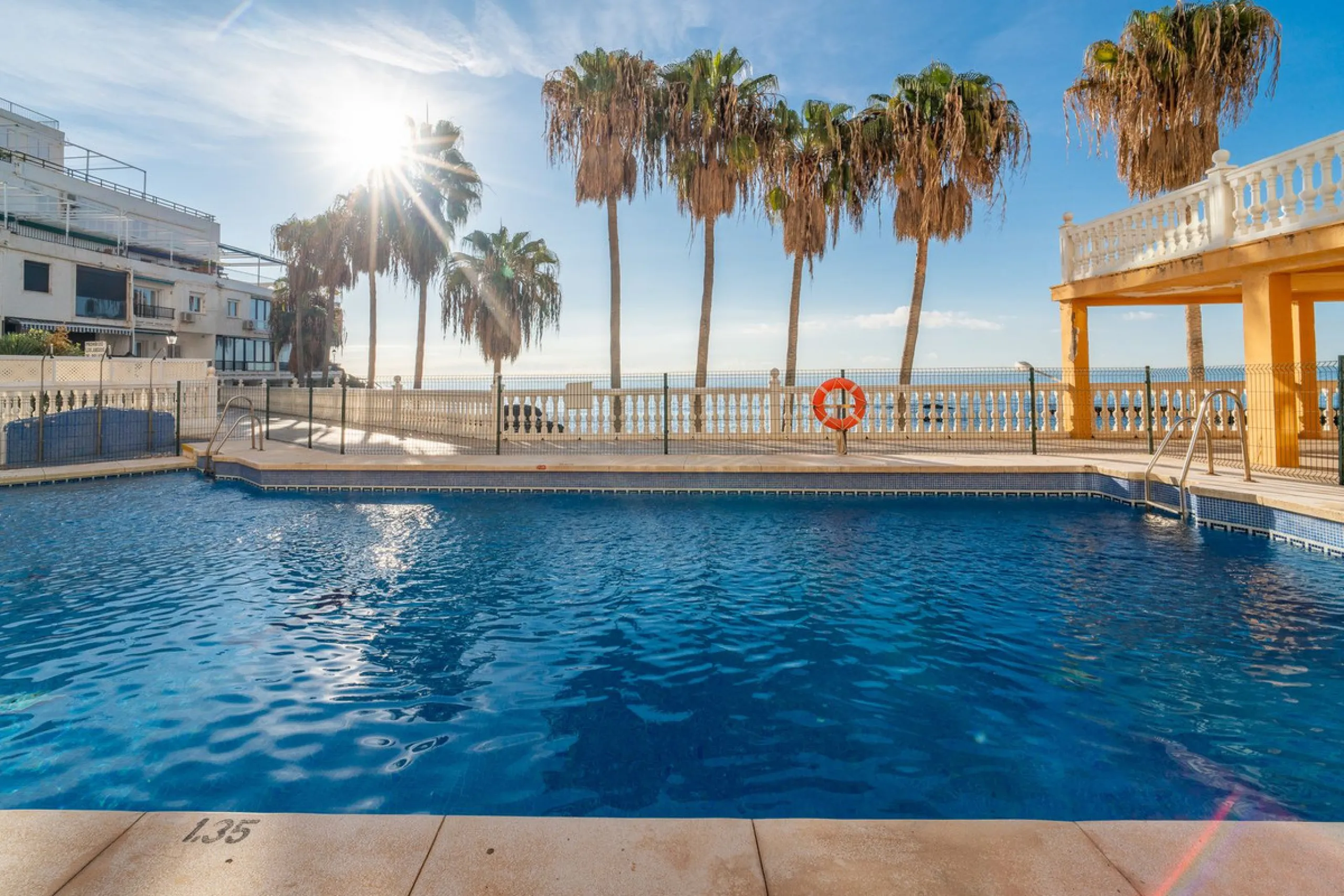 Discover this beautiful 47m² beachfront apartment in Benalmádena, Málaga, ideal for those seeking a home in a stunning setting or a second home in a prime location. With unbeatable sea views, this space offers a unique opportunity on the Costa del Sol for