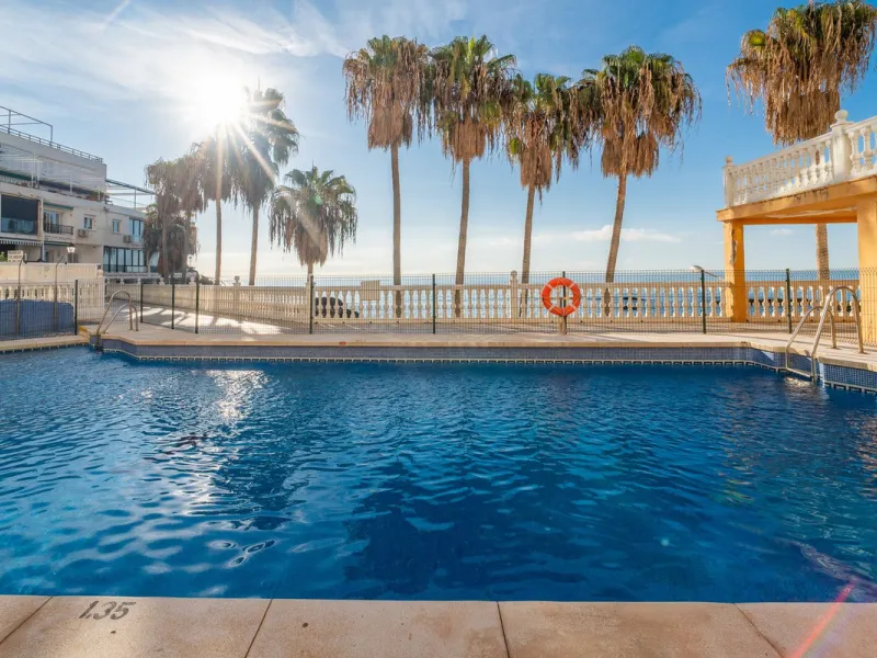 Discover this beautiful 47m² beachfront apartment in Benalmádena, Málaga, ideal for those seeking a home in a stunning setting or a second home in a prime location. With unbeatable sea views, this space offers a unique opportunity on the Costa del Sol for