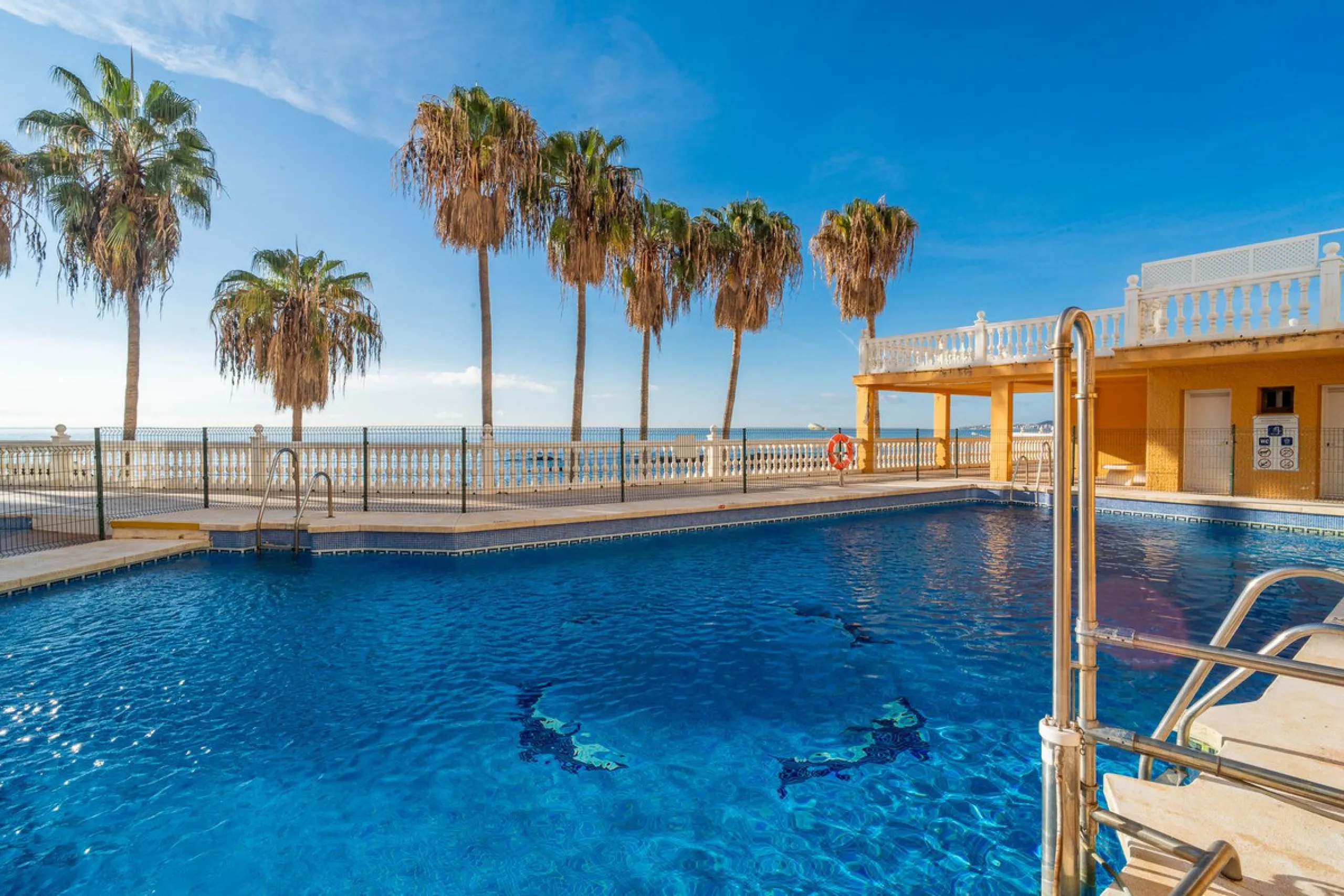 Discover this beautiful 47m² beachfront apartment in Benalmádena, Málaga, ideal for those seeking a home in a stunning setting or a second home in a prime location. With unbeatable sea views, this space offers a unique opportunity on the Costa del Sol for