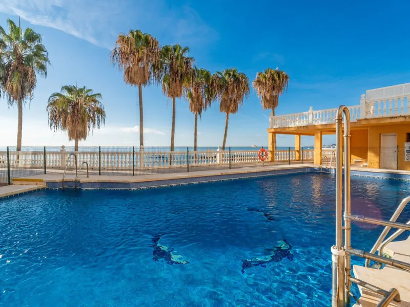 Discover this beautiful 47m² beachfront apartment in Benalmádena, Málaga, ideal for those seeking a home in a stunning setting or a second home in a prime location. With unbeatable sea views, this space offers a unique opportunity on the Costa del Sol for