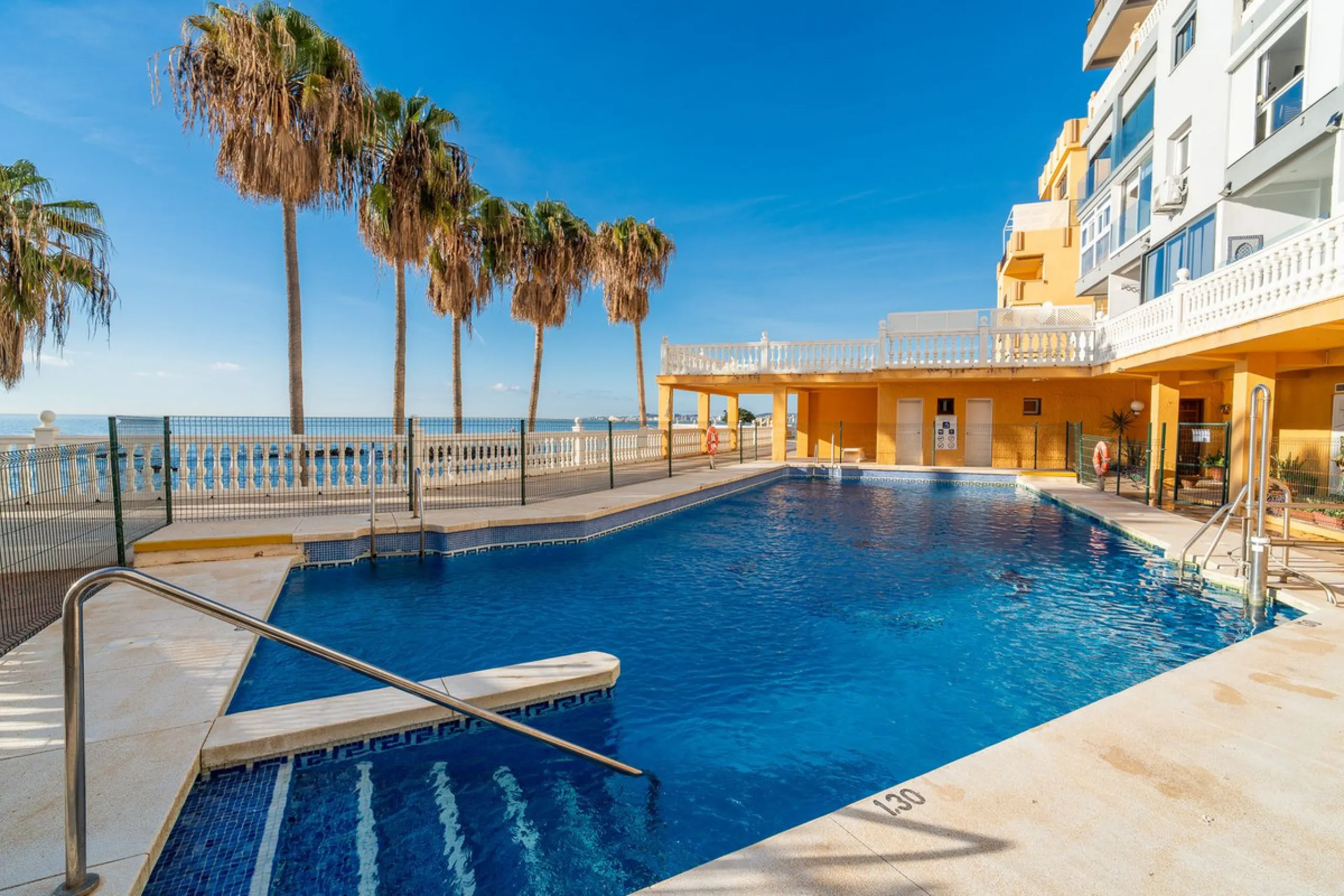 Discover this beautiful 47m² beachfront apartment in Benalmádena, Málaga, ideal for those seeking a home in a stunning setting or a second home in a prime location. With unbeatable sea views, this space offers a unique opportunity on the Costa del Sol for
