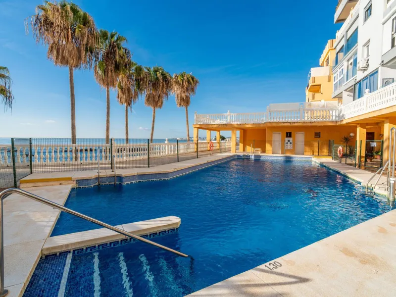 Discover this beautiful 47m² beachfront apartment in Benalmádena, Málaga, ideal for those seeking a home in a stunning setting or a second home in a prime location. With unbeatable sea views, this space offers a unique opportunity on the Costa del Sol for