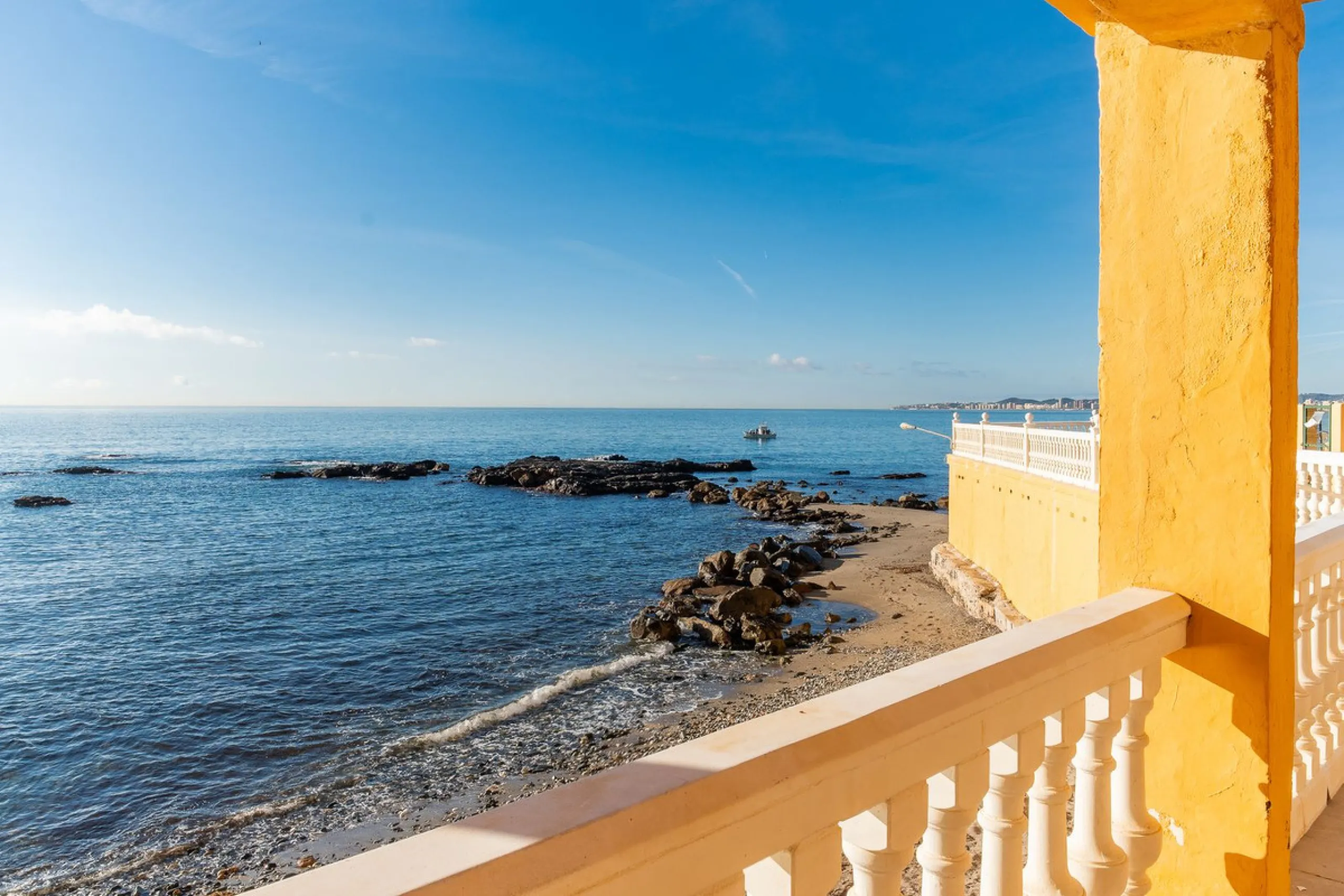 Discover this beautiful 47m² beachfront apartment in Benalmádena, Málaga, ideal for those seeking a home in a stunning setting or a second home in a prime location. With unbeatable sea views, this space offers a unique opportunity on the Costa del Sol for