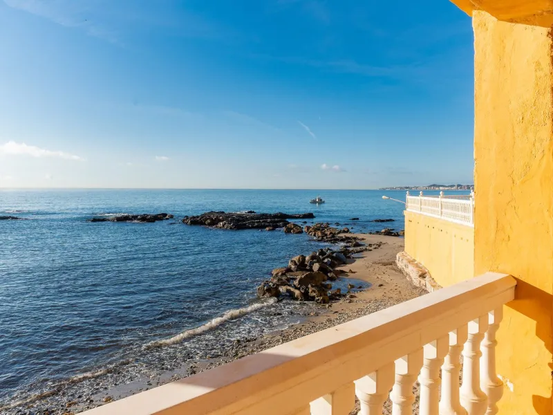 Discover this beautiful 47m² beachfront apartment in Benalmádena, Málaga, ideal for those seeking a home in a stunning setting or a second home in a prime location. With unbeatable sea views, this space offers a unique opportunity on the Costa del Sol for
