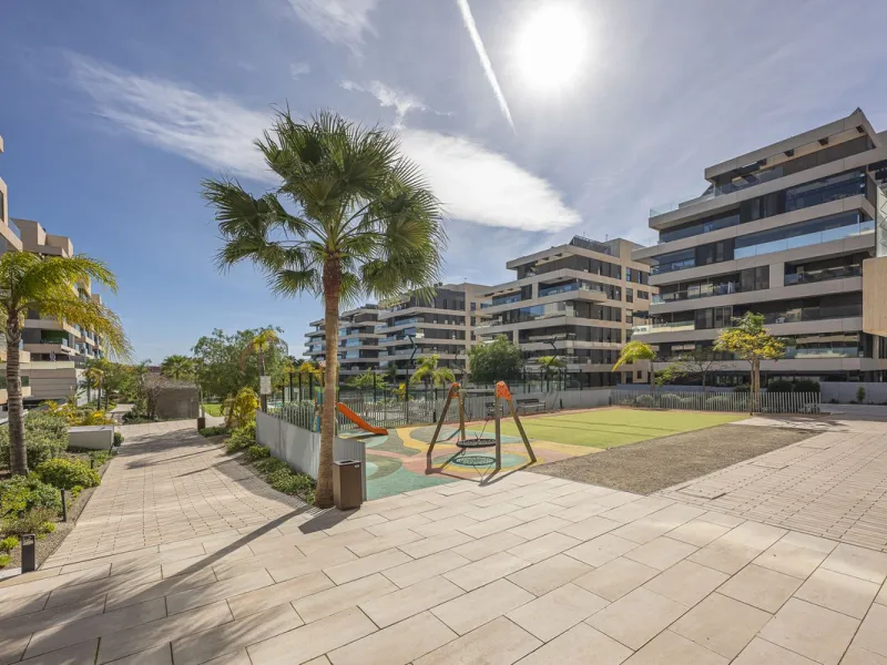 Apartment - Middle Floor Apartment в продаже в Málaga, Málaga. В доме 3 спален и 2 ванных комнат. Площадь дома 143 м²