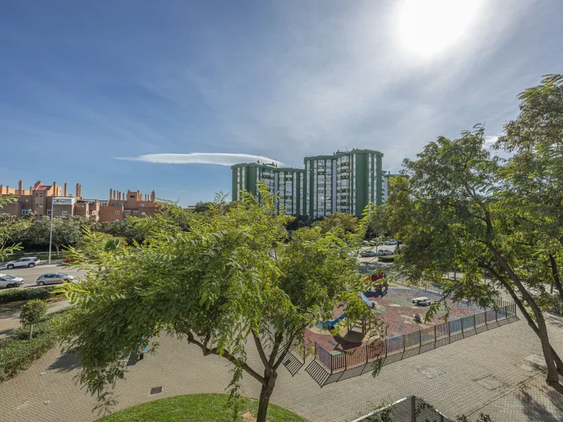 Apartment - Middle Floor Apartment в продаже в Málaga, Málaga. В доме 3 спален и 2 ванных комнат. Площадь дома 143 м²