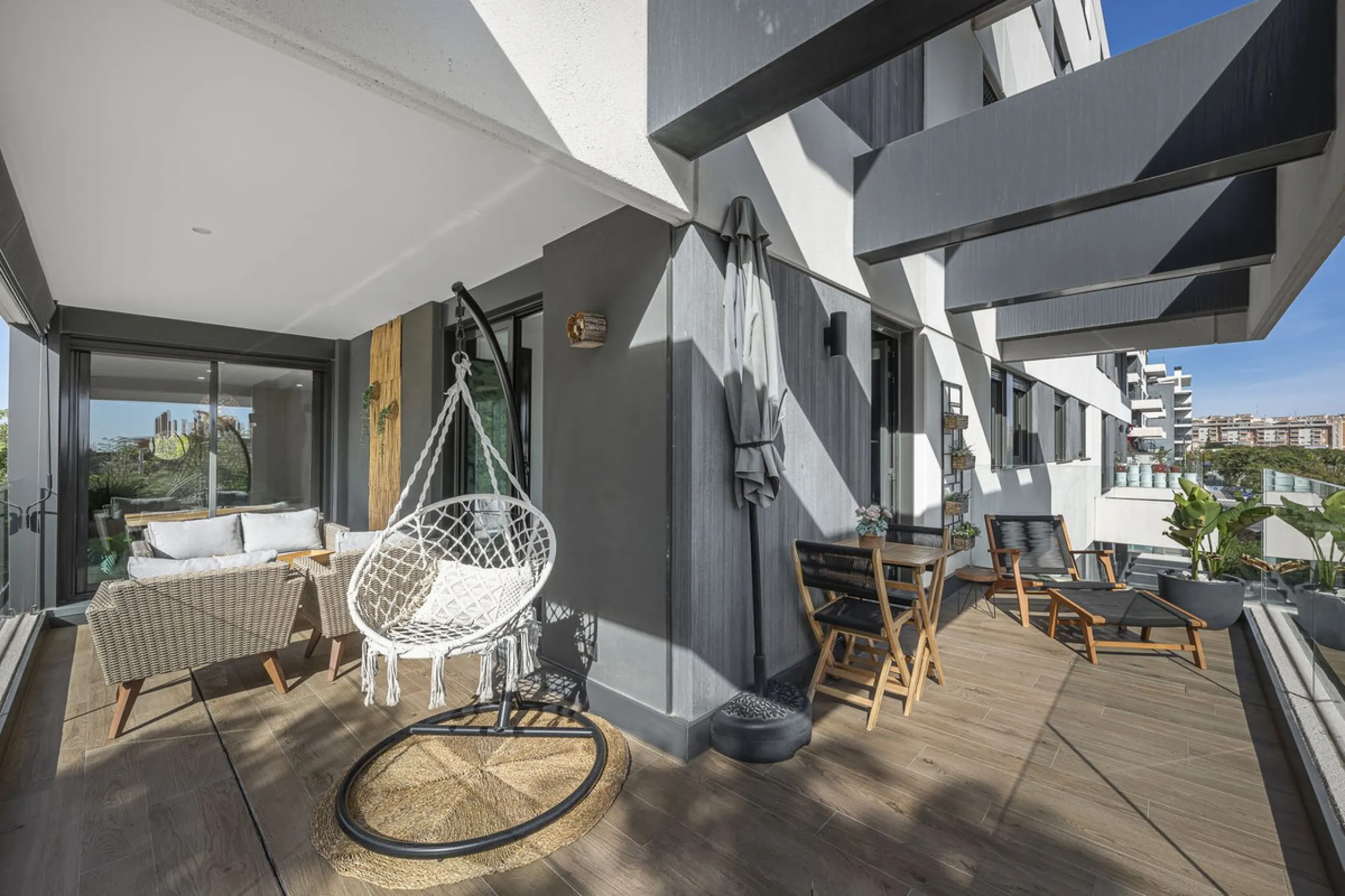 Apartment - Middle Floor Apartment в продаже в Málaga, Málaga. В доме 3 спален и 2 ванных комнат. Площадь дома 143 м²