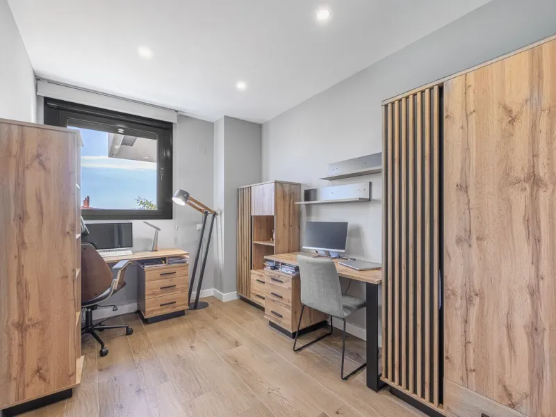 Apartment - Middle Floor Apartment в продаже в Málaga, Málaga. В доме 3 спален и 2 ванных комнат. Площадь дома 143 м²