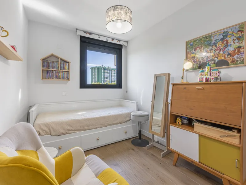Apartment - Middle Floor Apartment в продаже в Málaga, Málaga. В доме 3 спален и 2 ванных комнат. Площадь дома 143 м²