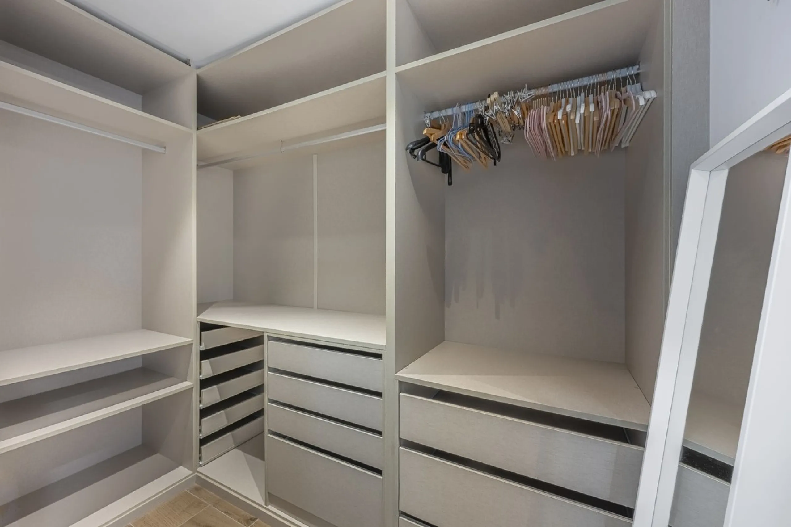 Apartment - Middle Floor Apartment в продаже в Málaga, Málaga. В доме 3 спален и 2 ванных комнат. Площадь дома 143 м²