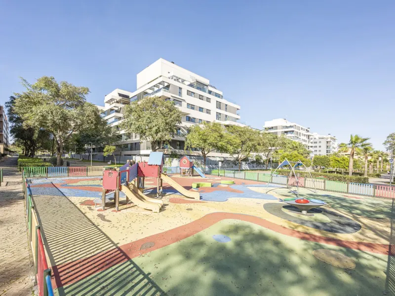 Apartment - Middle Floor Apartment в продаже в Málaga, Málaga. В доме 3 спален и 2 ванных комнат. Площадь дома 143 м²