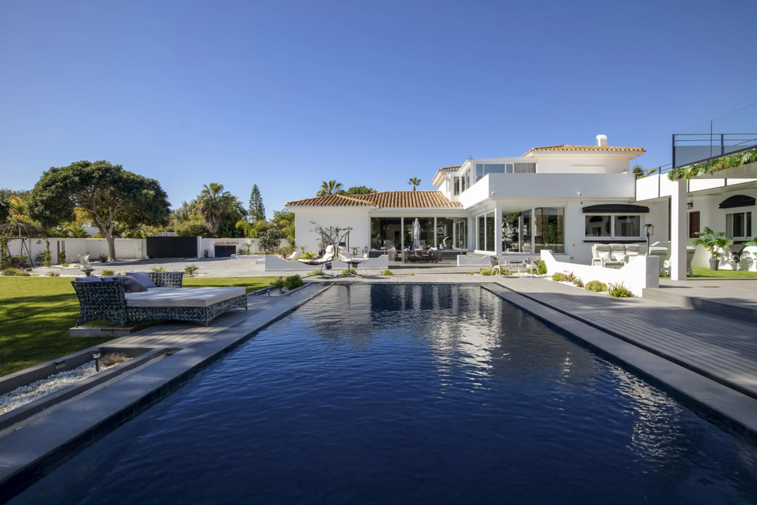 Located in the prestigious area of Guadalmina Baja – Casasola, just a short stroll from the beach, this stunning recently renovated villa sits on an exceptionally large private plot, offering space, privacy, and effortless coastal living.