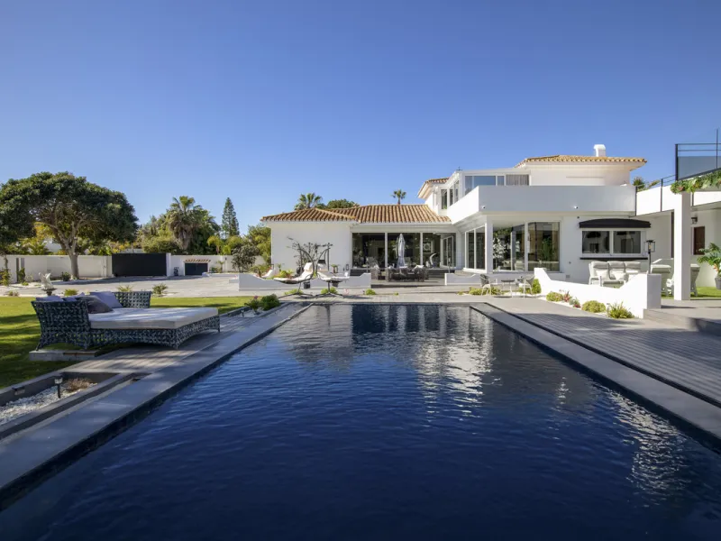 Located in the prestigious area of Guadalmina Baja – Casasola, just a short stroll from the beach, this stunning recently renovated villa sits on an exceptionally large private plot, offering space, privacy, and effortless coastal living.