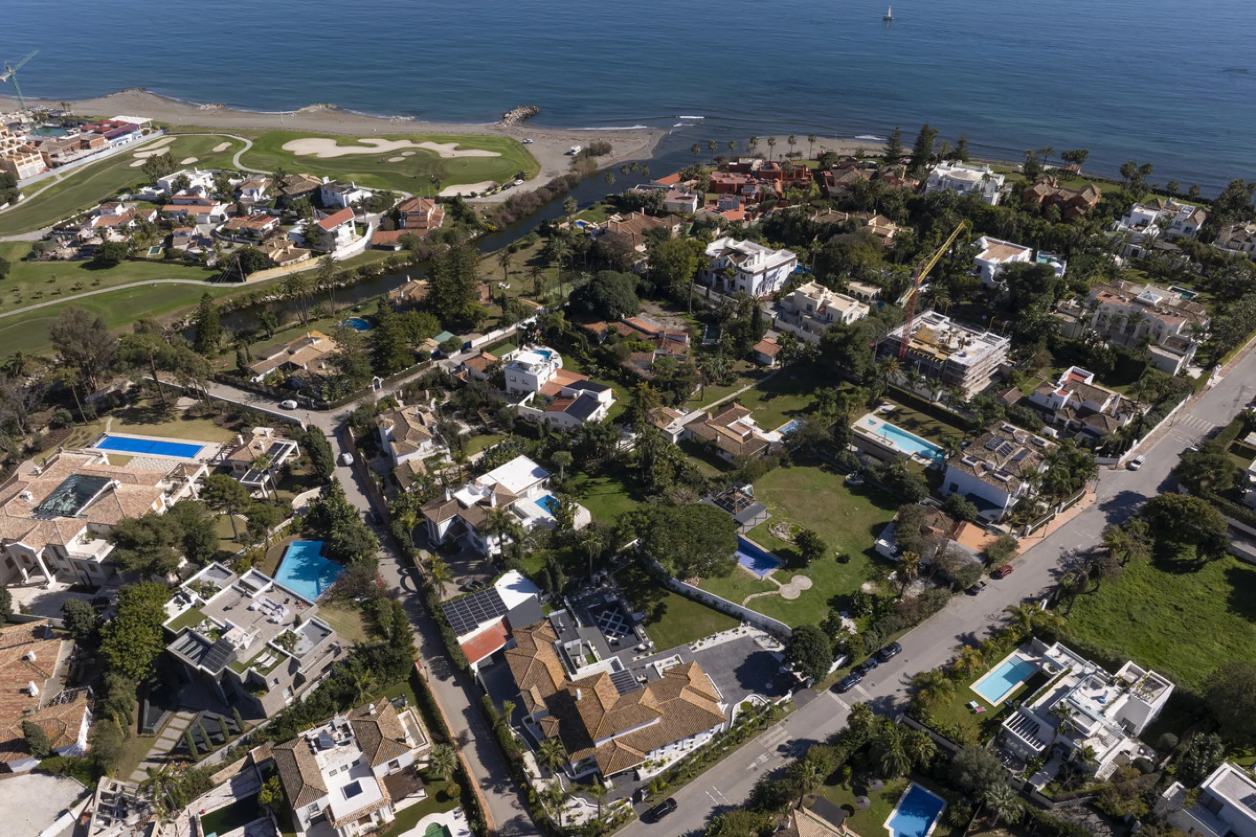 Located in the prestigious area of Guadalmina Baja – Casasola, just a short stroll from the beach, this stunning recently renovated villa sits on an exceptionally large private plot, offering space, privacy, and effortless coastal living.
