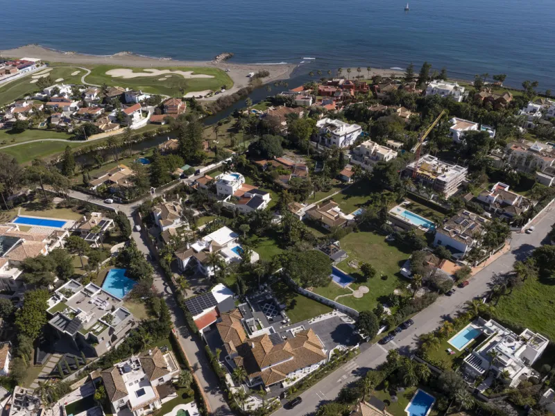 Located in the prestigious area of Guadalmina Baja – Casasola, just a short stroll from the beach, this stunning recently renovated villa sits on an exceptionally large private plot, offering space, privacy, and effortless coastal living.