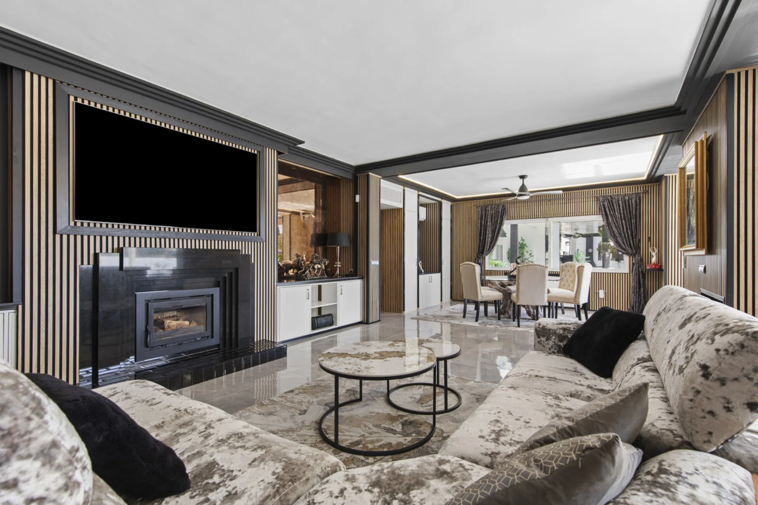 Located in the prestigious area of Guadalmina Baja – Casasola, just a short stroll from the beach, this stunning recently renovated villa sits on an exceptionally large private plot, offering space, privacy, and effortless coastal living.