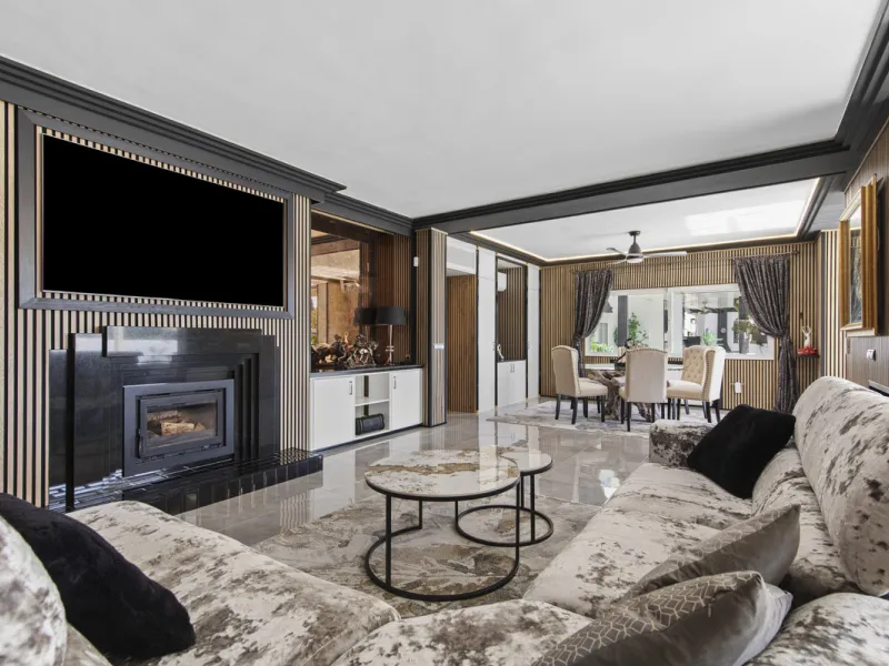 Located in the prestigious area of Guadalmina Baja – Casasola, just a short stroll from the beach, this stunning recently renovated villa sits on an exceptionally large private plot, offering space, privacy, and effortless coastal living.