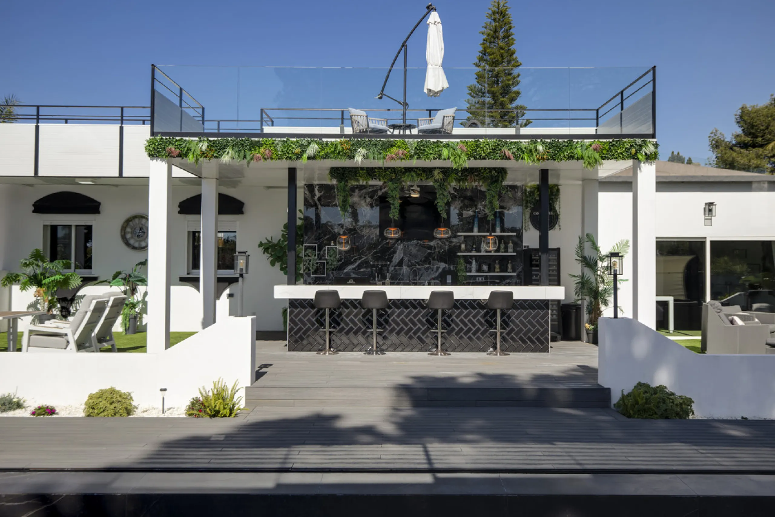 Located in the prestigious area of Guadalmina Baja – Casasola, just a short stroll from the beach, this stunning recently renovated villa sits on an exceptionally large private plot, offering space, privacy, and effortless coastal living.