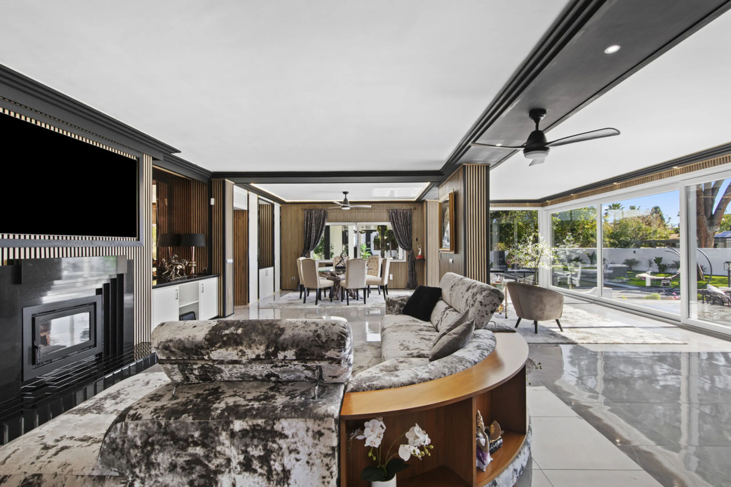 Located in the prestigious area of Guadalmina Baja – Casasola, just a short stroll from the beach, this stunning recently renovated villa sits on an exceptionally large private plot, offering space, privacy, and effortless coastal living.
