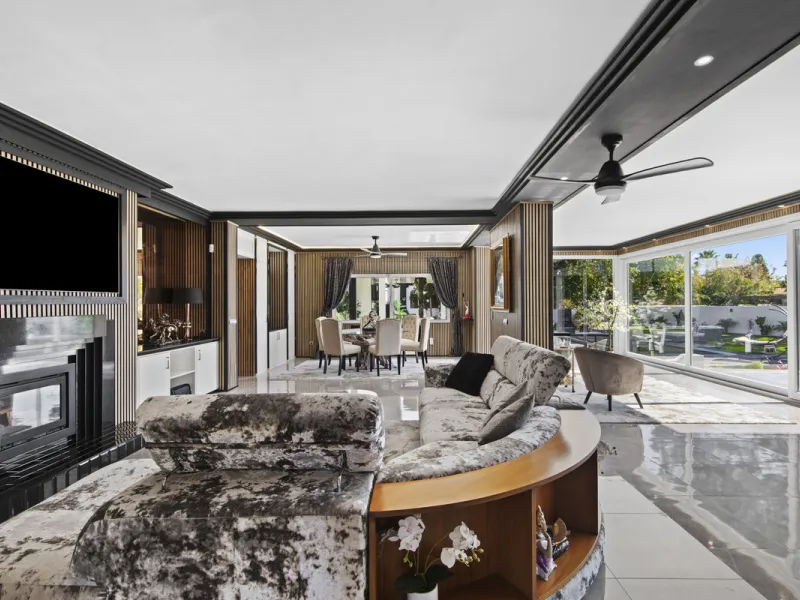 Located in the prestigious area of Guadalmina Baja – Casasola, just a short stroll from the beach, this stunning recently renovated villa sits on an exceptionally large private plot, offering space, privacy, and effortless coastal living.