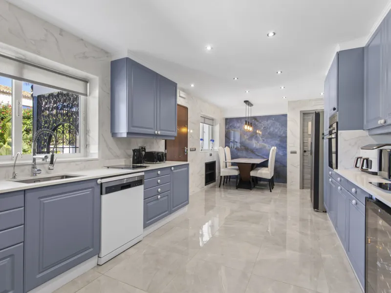 Located in the prestigious area of Guadalmina Baja – Casasola, just a short stroll from the beach, this stunning recently renovated villa sits on an exceptionally large private plot, offering space, privacy, and effortless coastal living.